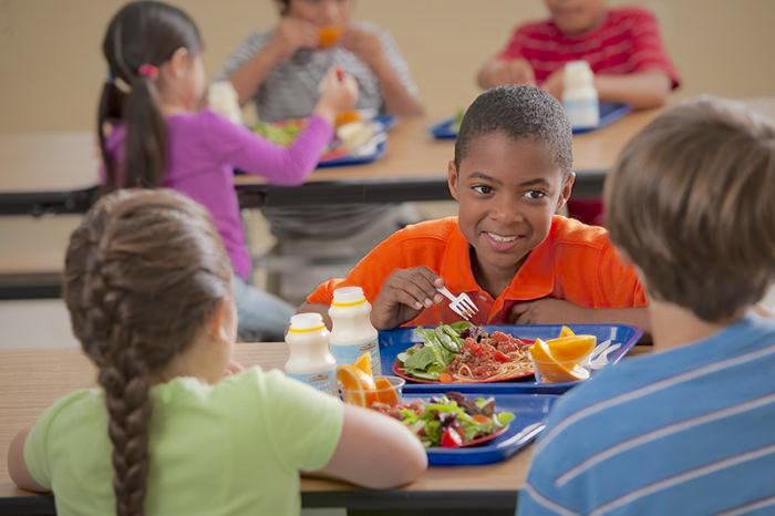 Children eating lunches 